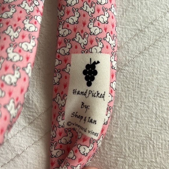 Vineyard Vines tie. - Picture 5 of 5
